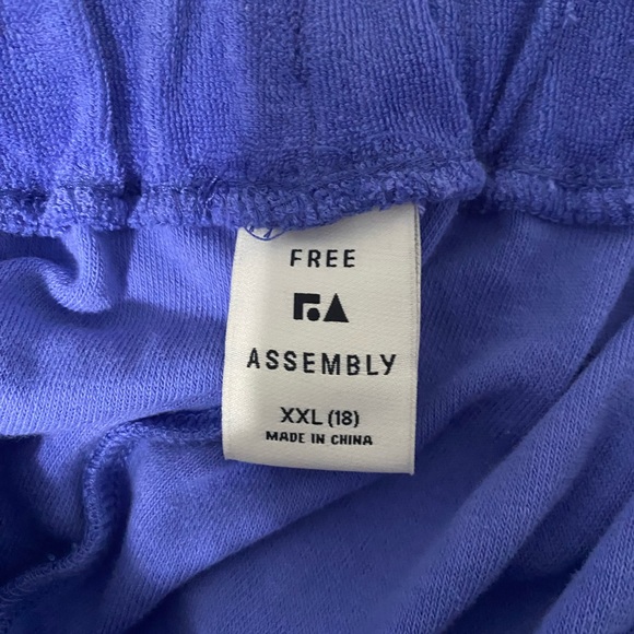 Free Assembly Two Piece Set - Picture 12 of 13